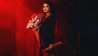&lsquo;ইনসাফ&rsquo; ছবির পোস্টারে দেখা গেছে ফারিণের এক হাতে রক্তাক্ত কুড়াল, অন্য হাতে গোলাপ। ছবি: সংগৃহীত