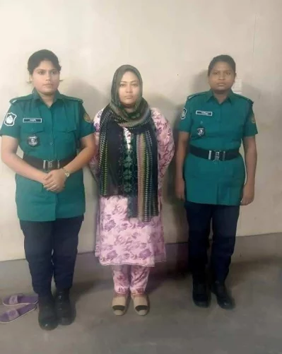হাজতখানার গেটের সামনে পড়ে থাকা জুতা জোড়ার সঙ্গে ডিবি অফিসে তোলা ছবিতে মমতাজ বেগমের পায়ে থাকা জুতার মিল পাওয়া যায়।। ছবি: সংগৃহীত