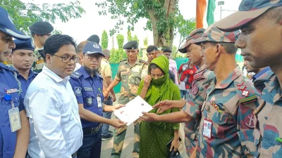 ভারতে থেকে কারাভোগ শেষে ফেরত আসা বাংলাদেশিদের পরিচয়পত্র চেক করা হচ্ছে। ছবি: ইত্তেফাক