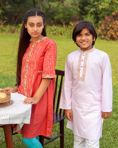 &lsquo;রুটস অব এ্যালিগ্যান্স&rsquo; থিমে সারা&rsquo;র বাহারি ঈদ পোশাক