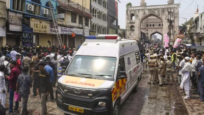 আহতদের হাসপাতালে নিয়ে যাওয়া হচ্ছে 