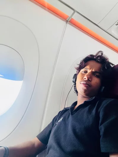 প্লেনে মন খারাপ করে বসে আছেন আল আমিন। ছবি: ফেসবুক