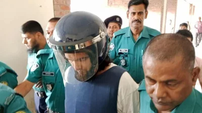 নারী নির্যাতন মামলায় গায়ক মাইনুল আহসান নোবেলকে গ্রেপ্তার করে ডেমরা থানা পুলিশ। ছবি: সংগৃহীত