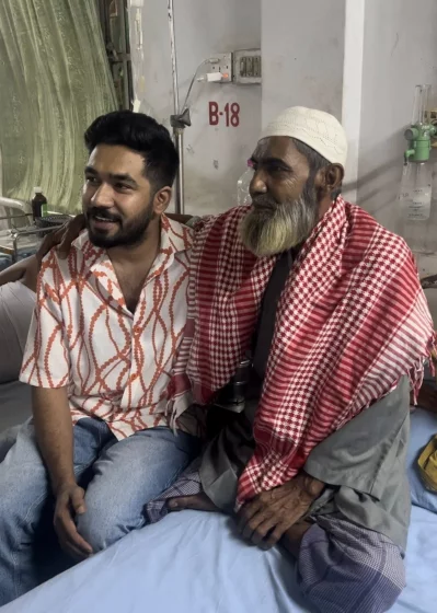 হাসপাতালে মনু মিয়ার সঙ্গে খায়রুল বাসার। ছবি: সংগৃহীত