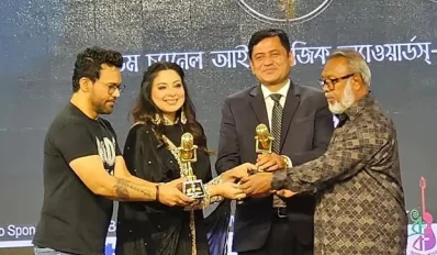 ‘প্রিয়তমা’ গানের জন্য পুরস্কার নিচ্ছেন বালাম ও কোনাল। ছবি: আয়োজকদের সৌজন্যে