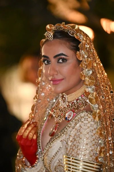 অভিনেত্রী রুচি গুজ্জারের গলায় মোদির ছবি সম্বলিত নেকলেস। ছবি: সংগৃহীত