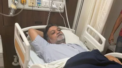 হাসপাতালের বেডে সৃজিত মুখার্জী। ছবি: সংগৃহীত