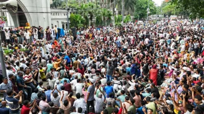 নগর ভবনের সামনে বিক্ষোভ কর্মসূচি