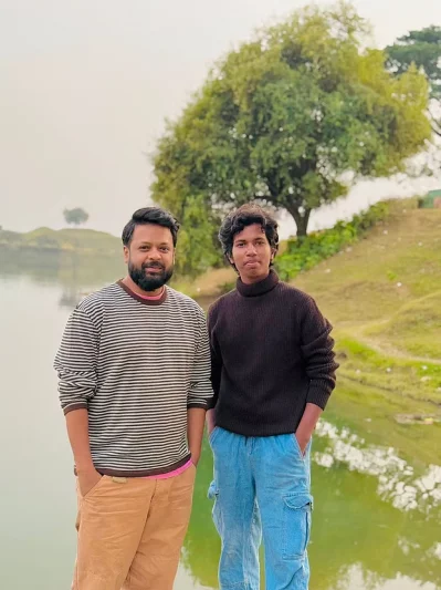 নির্মাতা আদনান আল রাজীবের সঙ্গে &lsquo;আলী&rsquo; চরিত্রের অভিনেতা আল আমিন। ছবি: সংগৃহীত।