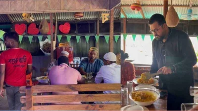 মায়ের মৃত্যুবার্ষিকী উপলক্ষে শুক্রবার মসজিদের মুসল্লিদের খাইয়েছেন ওমর সানী। ছবি: সংগৃহীত