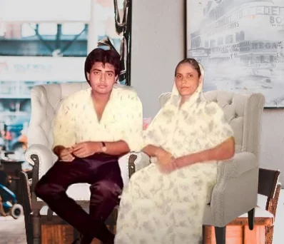 মা মনোয়ারা বেগমের সঙ্গে ওমর সানী। ছবি: সংগৃহীত