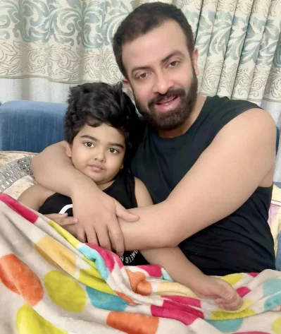 ছেলে বীরকে বাবা শাকিব খানের আদর। ছবি: ফেসবুক থেকে