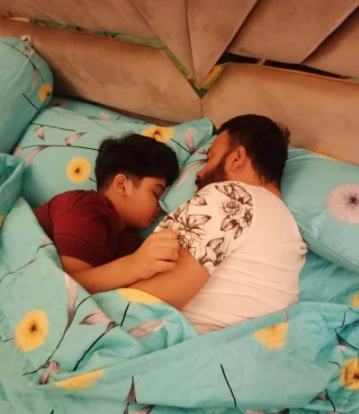 ছেলে জয়কে নিয়ে পরম শান্তিতে ঘুমাচ্ছেন শাকিব খান। ছবি: ফেসবুক থেকে