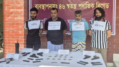 ৫টি বিদেশি পিস্তল, ১০টি ম্যাগাজিন, ৫৩ রাউন্ড গুলি এবং ১ টি স্যাটেলাইট ফোনসহ গ্রেপ্তার ৪ জন। ছবি: আইএসপিআর