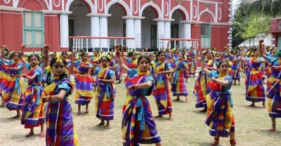 ম্যাগাজিন অনুষ্ঠান &lsquo;ইত্যাদি&rsquo;র দৃশ্য। ছবি: ফাগুন অডিও ভিশন