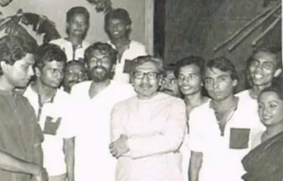 ঢাকা থিয়েটারের সদস্য হুমায়ুন ফরীদি। ছবিতে আফজাল হোসেন, নাসিরউদ্দিন ইউসুফ বাচ্চু, শিমুল ইউসুফ, নরেশ ভূঁইয়াসহ অন্যান্যরা। ছবি: সংগৃহীত