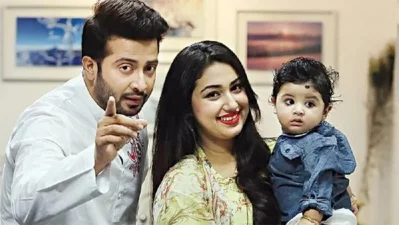 প্রাক্তন স্বামী শাকিব খান ও ছেলে আব্রাম খান জয়ের সঙ্গে অপু বিশ্বাস। ছবি: সংগৃহীত