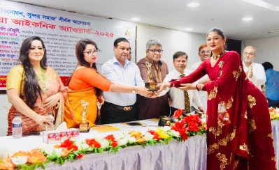 &lsquo;ট্র্যাব মিডিয়া আইকনিক অ্যাওয়ার্ড-২০২৫&rsquo; অনুষ্ঠানে পুরস্কার তুলে দিচ্ছেন কাদের গনি চৌধুরী।