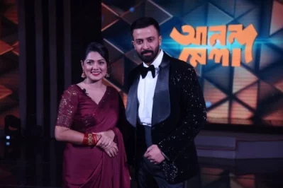 উপস্থাপক নুসরাত ইমরোজ তিশার সঙ্গে আলাপচারিতায় শাকিব খান। ছবি: সংগৃহীত
