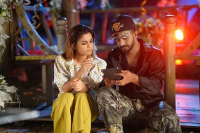 &lsquo;মন মানে না&rsquo; নাটকে মুশফিক আর ফারহান ও সাদিয়া আয়মান। ছবি: সংগৃহীত
