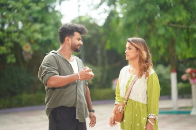 &lsquo;মন মানে না&rsquo; নাটকে মুশফিক আর ফারহান ও সাদিয়া আয়মান। ছবি: সংগৃহীত