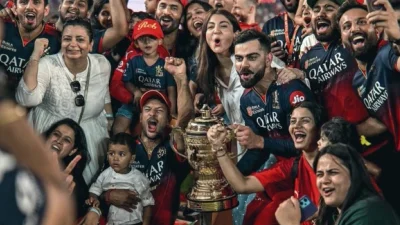 আইপিএলের ট্রফি নিয়ে পরিবারের সদস্যদের নিয়ে উল্লাস বেঙ্গালুরুর খেলোয়াড়দের। ছবি: সংগৃহীত