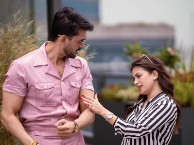 ‘নীলচক্র’ সিনেমায় আরিফিন শুভ ও মন্দিরা চক্রবর্তী। ছবি: সংগৃহীত