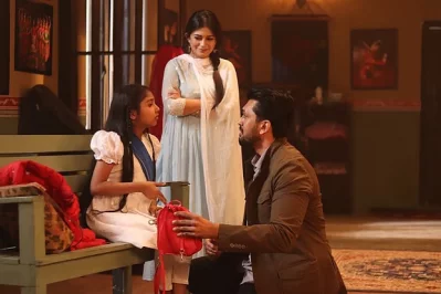 ‘নীলচক্র’ সিনেমায় সহশিল্পীদের সঙ্গে আরিফিন শুভ। ছবি: সংগৃহীত
