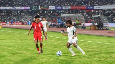 এএফসি এশিয়ান কাপের বাছাইপর্বের ম্যাচে সিঙ্গাপুরের বিপক্ষে বল পায়ে হামজা চৌধুরী। ছবি: সংগৃহীত