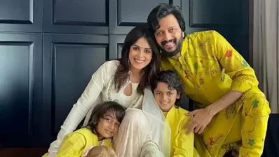 দুই ছেলের সঙ্গে রীতেশ দেশমুখ ও জেনেলিয়া ডি’সুজা। ছবি: সংগৃহীত