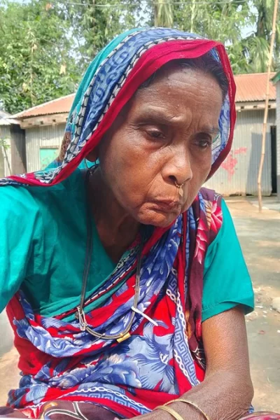২৫ মে ভারতীয় পুলিশ কর্তৃক বহিষ্কারের পর বাংলাদেশের একটি বাড়িতে ৬৭ বছর বয়সী মালেকা বেগম। ছবি: সংগৃহীত