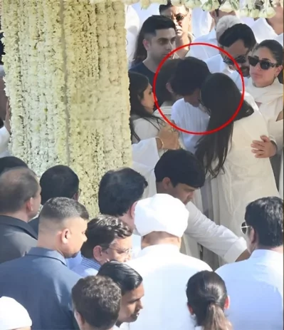 বাবার মরদেহ দেখে ১৩ বছরের কিয়ান কান্নায় ভেঙে পড়েন। কারিনা ও সাইফ তাকে সামলান। ছবি: ভিডিও থেকে