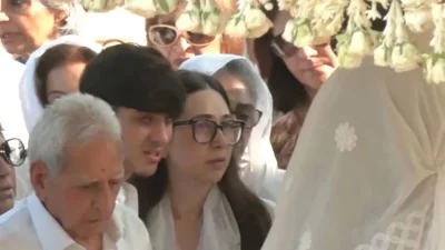 প্রাক্তন স্বামীর শেষকৃত্যে আবেগাপ্লুত হয়ে পড়েন কারিশমা। ছবি: ভিডিও থেকে