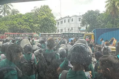 জাতীয় প্রেসক্লাবের সামনে আন্দোলনকারীদের ওপর জলকামান ও সাউন্ড গ্রেনেড ছোড়ে পুলিশ। ছবি: সংগৃহীত