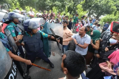জাতীয় প্রেসক্লাবের সামনে আন্দোলনকারীদের ওপর জলকামান ও সাউন্ড গ্রেনেড ছোড়ে পুলিশ। ছবি: সংগৃহীত