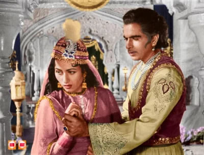 ‘মুঘল-ই-আজম’ (১৯৬০) সিনেমায় দিলীপ কুমারের সঙ্গে মধুবালা। ছবি: সংগৃহীত