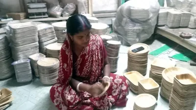 ওয়ান টাইম এসব তৈজসপত্রের কারখানা গড়ে তুলেছেন পিরোজপুরের কাউখালী উপজেলার নারী উদ্যোক্তা নিলুফার ইয়াসমিন।