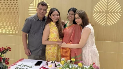 বাবা-মা ও একমাত্র বোনের সঙ্গে আশনা হাবিব ভাবনা। ছবি: সংগৃহীত
