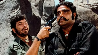 &lsquo;শোলে&rsquo; সিনেমার দৃশ্যে সহশিল্পীর সঙ্গে আমজাদ খান। ছবি: সংগৃহীত