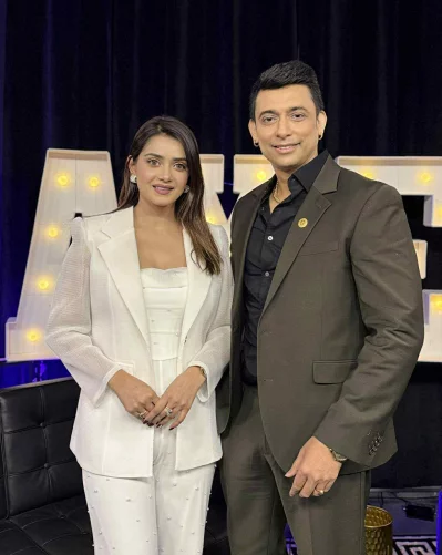 ‘ফ্রাইডে নাইট উইথ জায়েদ খান’ শোতে অভিনেত্রী তানজিন তিশার সঙ্গে চিত্রনায়ক জায়েদ খান। ছবি: সংগৃহীত