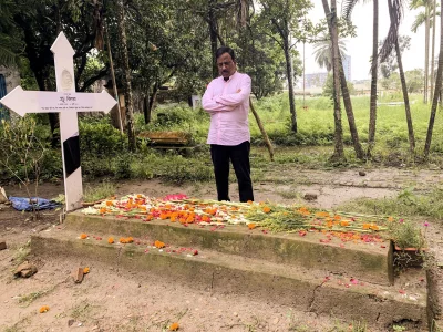 এন্ড্রু কিশোরের সমাধির সামনে হানিফ সংকেত। ছবি: সংগৃহীত