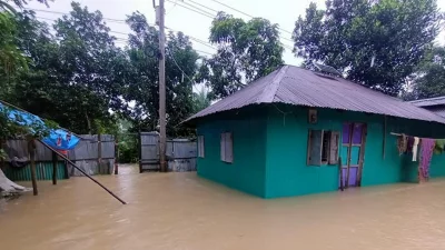 ফেনীতে বাঁধ ভেঙে প্লাবিত হচ্ছে নতুন নতুন এলাকা, যোগাযোগ বিচ্ছিন্ন। ছবি: ইত্তেফাক