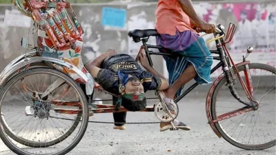 গত বছরের ৪ আগস্ট রাজধানীর ফার্মগেট এলাকায় গুলিবিদ্ধ গোলাম নাফিজকে হাসপাতালে নিয়ে যান রিকশাচালক নূর মোহাম্মদ। ফটোসাংবাদিক জীবন আহমেদের তোলা এই ছবি বহু মানুষকে অশ্রুসিক্ত করেছে।