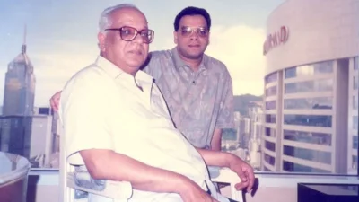 বাবার সঙ্গে প্রধান বিচারপতি ড. সৈয়দ রেফাত (ফাইল ছবি) 