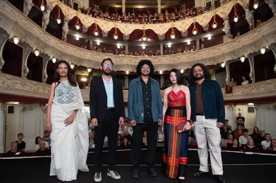 &lsquo;বালুর নগরীতে&rsquo; সিনেমার প্রিমিয়ারে অংশ নিয়েছিলেন পরিচালক ও সিনেমার কলাকুশলীরা। ছবি: সংগৃহীত