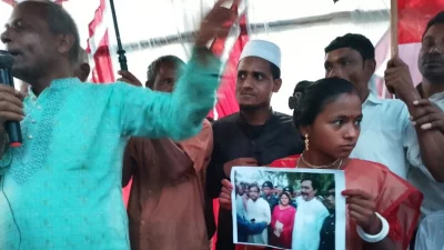 ভুক্তভোগী নারী ববিতা কথিত সংবাদিক স্বপ্না আক্তারের সঙ্গে আওয়ামী লীগ নেতাকর্মীদের পুরোনো ছবি ‍তুলে ধরেন। 