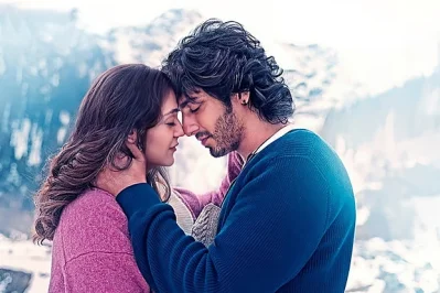 &lsquo;সাইয়ারা&rsquo; সিনেমার পোস্টারে আহান পান্ডে ও অনীত পাড্ডা। ছবি: সংগৃহীত