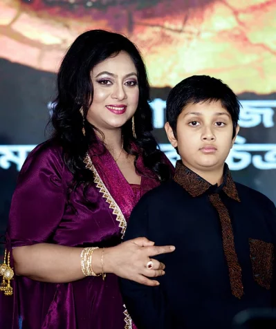 শাবনূর ও তার ছেলে আইজান। ছবি: সংগৃহীত