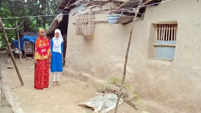 ঘরবাড়ি পুরুষশূন্য হয়ে পড়ায় নারীরাও আতঙ্কে দিন কাটাচ্ছেন। ছবি: ইত্তেফাক
