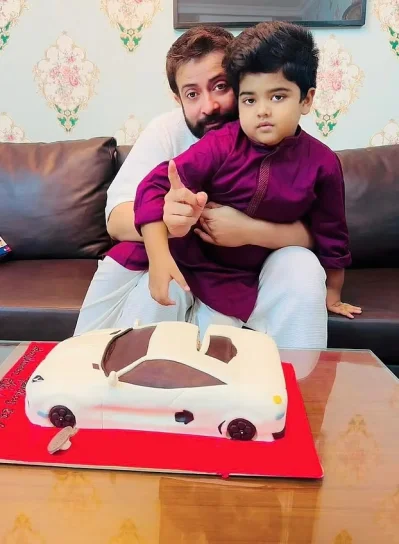 বাবা শাকিব খানের সঙ্গে ছোট ছেলে শেহজাদ খান বীর। ছবি: সংগৃহীত